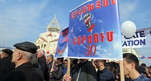 Плакат  «Арцахское (карабахское) движение 30»  на митинге  по случаю  30-летия   карабахского движения.  Фото Алвард Григорян для "Кавказского узла"