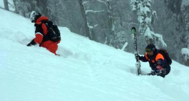 Спасатели в горах. Фото  Игорь Чернов / ЮРПСО МЧС России.
