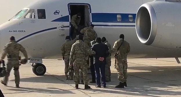 Задержанные по подозрению в мошенничестве члены правительства Дагестана перед отправкой в Москву. Кадр из видео: Пресс-служба Следственного комитета РФ