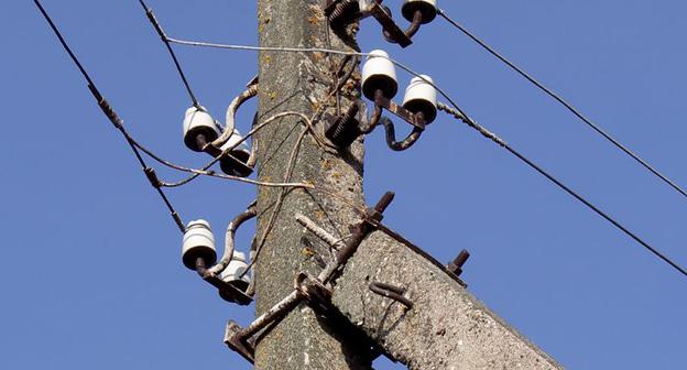 Железобетонная опора ЛЭП 220/380 В с фарфоровыми линейными изоляторами. Фото VladimirZhV https://ru.wikipedia.org/wiki/Линия_электропередачи
