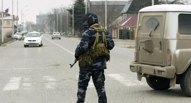 Сотрудник силовых структур. Грозный. Фото: REUTERS/Stringer (RUSSIA - Tags: CIVIL UNREST CONFLICT MILITARY)