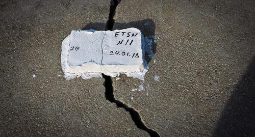 Глиняный камень для измерения движения оползня. Фото Азиза Каримова для "Кавказского узла"
