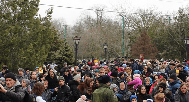 Кизлярцы, отмечающие Масленицу, 18 февраля 2018 года. Фото: сайт администрации Кизляра http://mo-kizlyar.ru/informatsiya/novosti/4706-na-glavnoj-ploshchadi-kizlyara-ustroili-maslenichnyj-pir.html