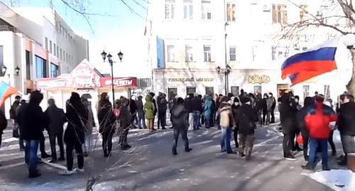 Проведение "Забастовки избирателей" в Астрахани. Фото: стоп-кадр видео "Путин вор! Полиции позор!!!" Митинг в Астрахани 28 января 2018 года. https://vk.com/pycckue.acmpaxanu?z=video-46919433_456239700%2Feb3386ec5e189f879a%2Fpl_wall_-46919433