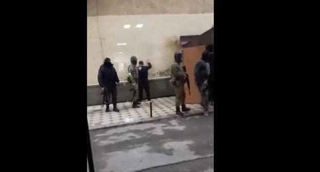 Проверка в махачкалинском офисе "Газпрома". 20 февраля 2018 года. Кадр из видео пользователя gazetachernovik
 https://www.youtube.com/watch?time_continue=2&v=MC6uVl7COic