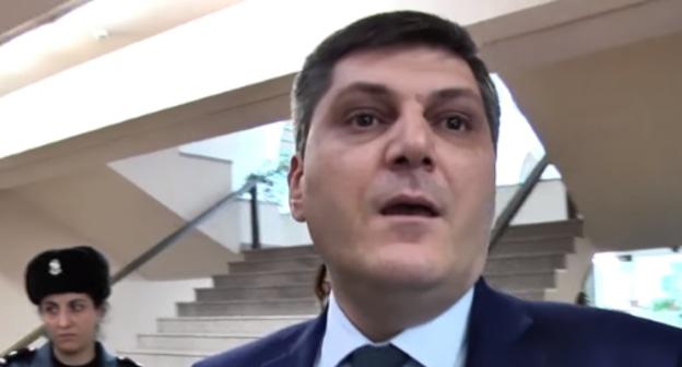 Начальник управления информации и по связям с общественностью Артур Геворгян во время конфликта с журналистами 19 февраля 2018 год. Фото: скриншот видео  Youtube канала радио «Азатутюн»