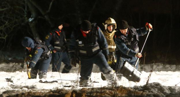 Спасатели работают на месте крушения Ан-148. Московская область, 11 февраля 2018 года. Фото: REUTERS/Sergei Karpukhin