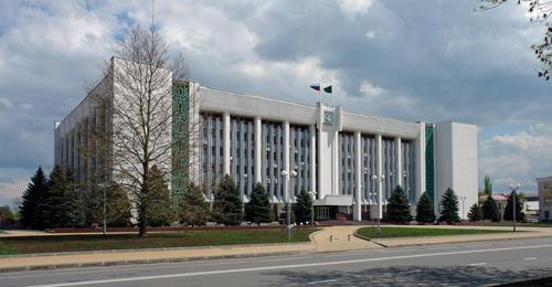 Здание правительства Адыгеи. Фото: Пресс-служба Государственного Совета-Хасэ Республики Адыгея http://www.gshra.ru/press-tsentr/photo/raznoe/