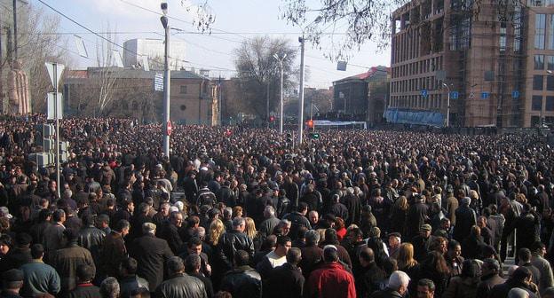 Несогласные с подсчётом голосов в ходе выборов президента Армении. 1 марта 2008 г. Фото: Serouj https://ru.wikipedia.org/