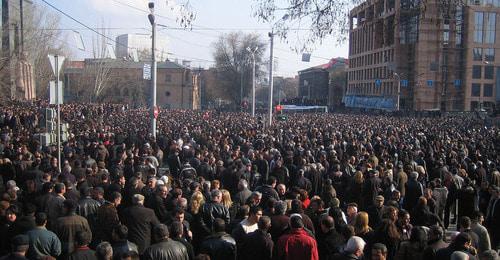 Несогласные с подсчётом голосов в ходе выборов президента Армении. 1 марта 2008 г. Фото: Serouj https://ru.wikipedia.org/
