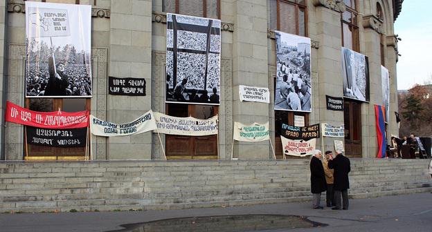 Транспаранты и фотографии на здании оперного театра в Ереване, 20 февраля 2018 года. Фото Тиграна Петросяна для "Кавказского узла".