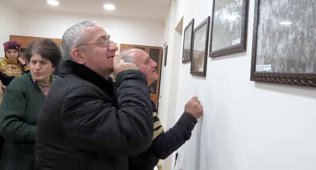 На выставке работ фотожурналиста  Валерия  Петросяна  в рамках празднования 30-летия начала карабахского движения. Степанакерт. Союз журналистов Нагорного Карабаха. Фото Алвард Григорян для Кавказского узла