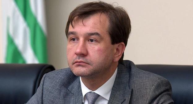 Дмитрий Сериков.
Фото:  Sputnik Томас Тхайцук https://sputnik-abkhazia.ru/Abkhazia/20180219/1023193929/prezident-osvobodil-serikova-ot-dolzhnosti-vice-premera-ministra-finansov.html