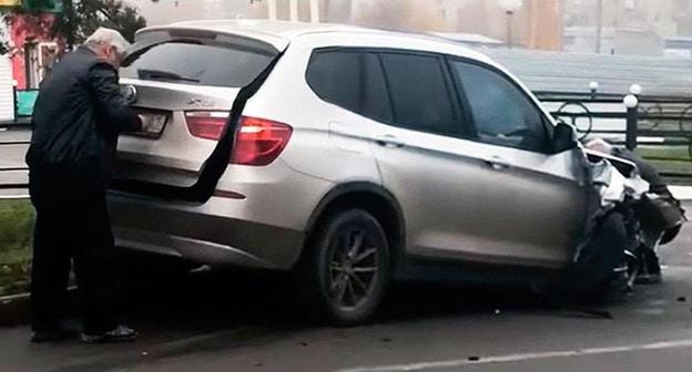 Мужчина на месте ДТП в Азове. 13 ноября 2017 года. © Стоп-кадр из видео сообщества "Ростов Главный" во "ВКонтакте"