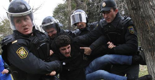 Сотрудники полиции задерживают активиста. Баку, январь 2013 г. Фото: REUTERS/David Mdzinarishvili 