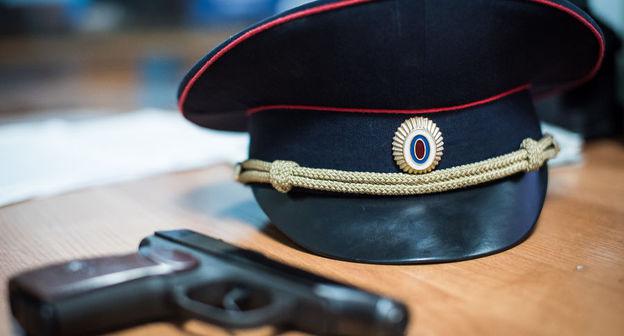 Табельное оружие и фуражка сотрудника МВД © Фото Елены Синеок, Юга.ру
