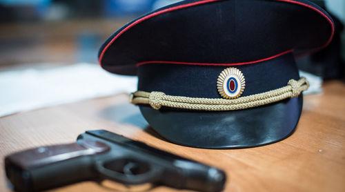 Табельное оружие и фуражка сотрудника МВД © Фото Елены Синеок, Юга.ру
