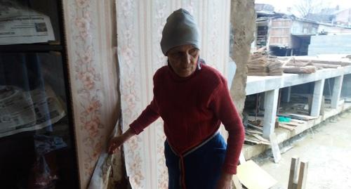 Жительница разрушенного в Махачкале частного дома на улице Даниялова. Фото Расула Магомедова для "Кавказского узла".