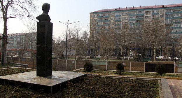 Памятник Эффенди Капиеву в Махачкале. Фото: Евгений Костин/"Новое дело" https://ndelo.ru/detail/aktivisty-otstoyali-pamyatnik-effendi-kapievu