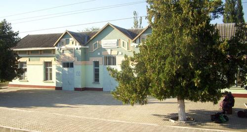 Вокзал на станции Червлённая-Узловая. Фото С. Болашенко https://ru.wikipedia.org/wiki/Червлённая-Узловая_(станция)