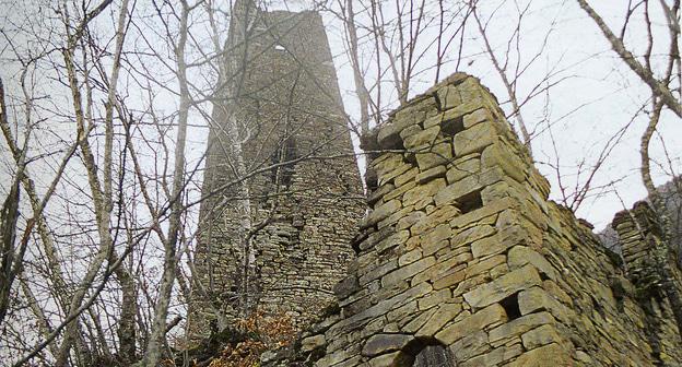 Башенный комплекс Хелды. Фото иллюстрации  книги  Лечи Ильясова "Тени вечности". Москва, 2004 г.