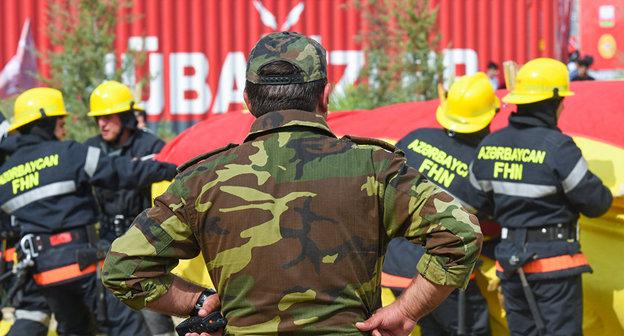 Сотрудник МЧС Азербайджана. Фото Спутник / Мурад Orujov

https://sputnik.az/incidents/20180301/414253819/bakida-yangin-heyecani.html