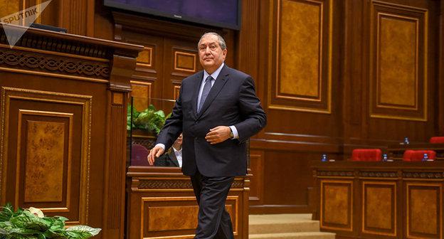 Армен Саргсян Фото Sputnik/ Aram Nersesyan
https://ru.armeniasputnik.am/politics/20180302/10757683/protiv-novogo-prezidenta-armenii-prozvuchal-tainstvennyj-golos.html