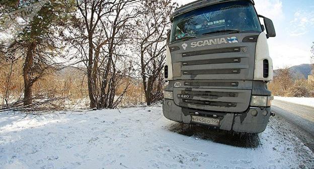 Большегруз на обочине дороги. Фото © Sputnik / Alexander Imedashvili
 https://sputnik-georgia.ru/incidents/20170129/234684366/Situacija-na-dorogah-Gruzii-ogranichenija-v-napravlenii-Armenii-i-Turcii.html