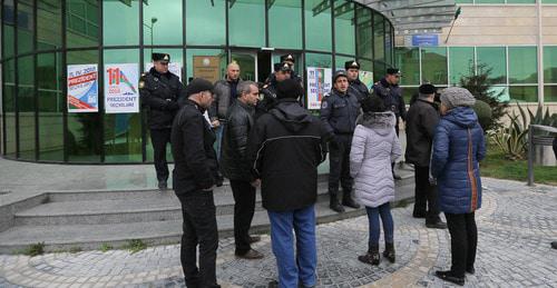 Сотрудники полиции общаются с родственниками возле входа в больницу. Баку, 2 марта 2018 г. Фото Азиза Каримова для "Кавказского узла"