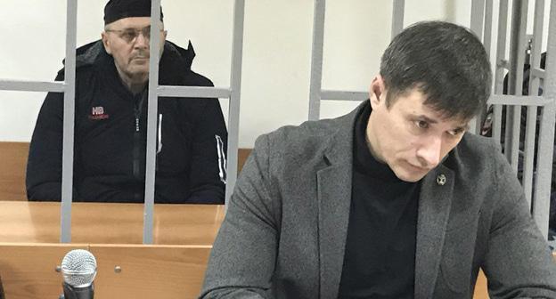 Оюб Титиев (слева) и его адвокат Петр Заикин в зале суда. Фото корреспондента "Кавказского узла"