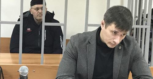 Оюб Титиев (слева) и его адвокат Петр Заикин в зале суда. Фото корреспондента "Кавказского узла"