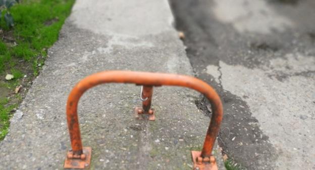 Блокиратор "лягушка" на тротуаре в Сочи. Фото; Светлана Кравченко для "Кавказского узла"