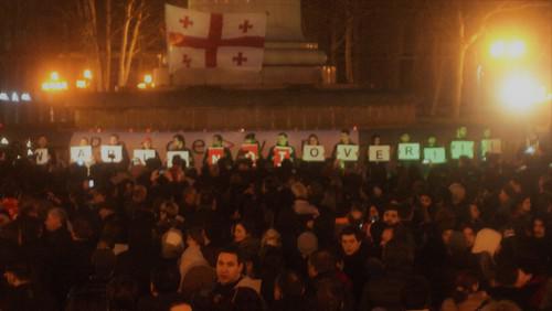 Участники акции держат буквы, выложив фразу "Война не окончена". Тбилиси, 4 марта 2018 года. Фото Беслана Кмузова для "Кавказского узла"