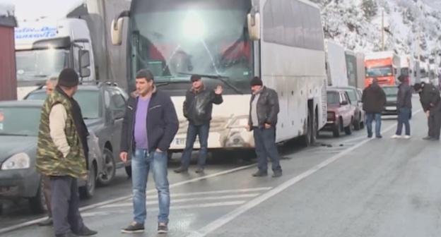 Водители на КПП "Верхний Ларс", 4 марта 2018 год. Фот: скриншот видео alaniatv.