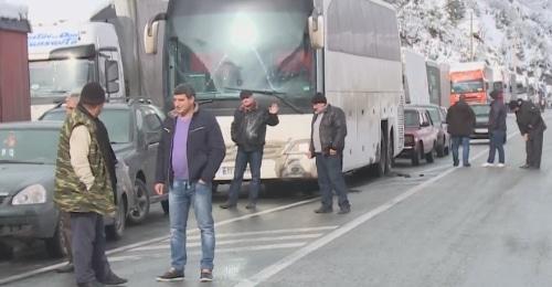 Водители на КПП "Верхний Ларс", 4 марта 2018 год. Фот: скриншот видео alaniatv.