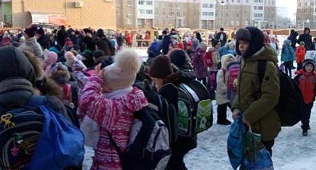 Школьники возле школы в Ростове-на-Дону после эвакуации. Фото: Оксана Миронова 
 http://runews24.ru/rostov-on-don/05/03/2018/f3832a3d13304005463baaf9c55e13f2
Новости онлайн: http://runews24.ru/