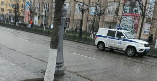 Полицейская машина рядом с местом проведения акции. Грозный, 5 марта 2018 г. Фото корреспондента "Кавказского узла"