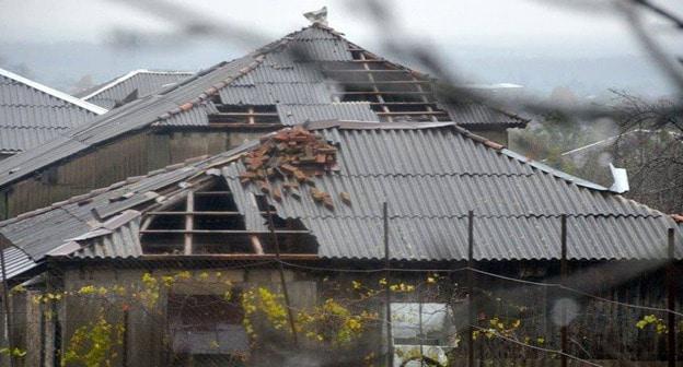 Крыша дома, поврежденная из-за сильного ветра. Фото: пресс-служба администрации Ланчхути Грузия https://sputnik-georgia.ru