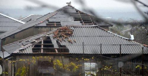 Крыша дома, поврежденная из-за сильного ветра. Фото: пресс-служба администрации Ланчхути Грузия https://sputnik-georgia.ru