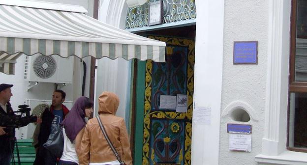 Женщины у входа в мечеть в Батуми.  Сентябрь 2013 года. Фото Эдиты Бадасян для "Кавказского узла"