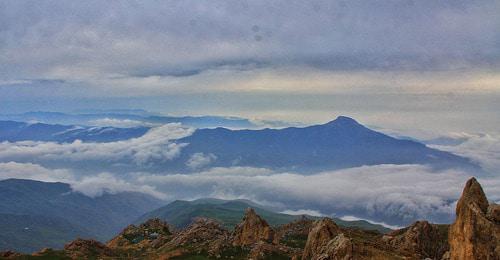 Горы в Дагестане. Фото: Аль-Гимравий https://ru.wikipedia.org
