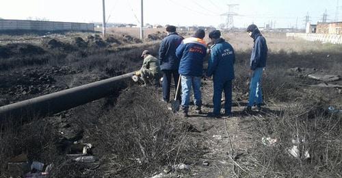 Сотрудники МЧС России на месте прорыва газопровода в Дагестане. 6 марта 2018  г. Фото: Пресс-служба МЧС России