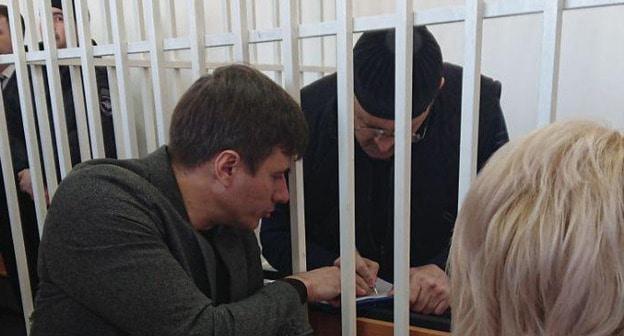 Адвокат Пётр Заикин и Оюб Титиев. Фото: Пресс-служба ПЦ "Мемориал"