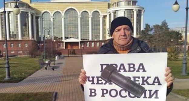 Игорь Стенин на пикете в Астрахани, 10 декабря 2017 г. Фото Елены Гребенюк для "Кавказского узла"