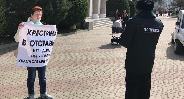 Нина Воронина проводит пикет. Геленджик, 9 марта 2018 года. Фото Михаила Беньяша 