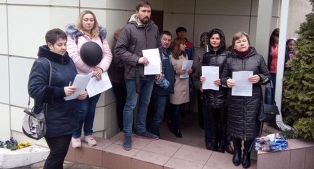 Сочинские дольщики собрались у летней резиденции Путина. Сочи, 10 марта 2018 года. Фото Светланы Кравченко для "Кавказского узла".