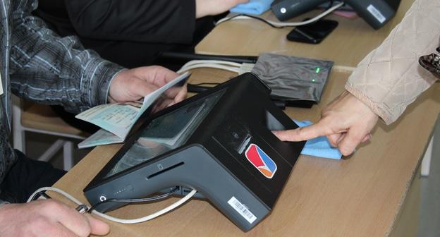 Техническое устройство распознавания избирателя на выборах в Армении. Фото Тиграна Петросяна для "Кавказского узла"