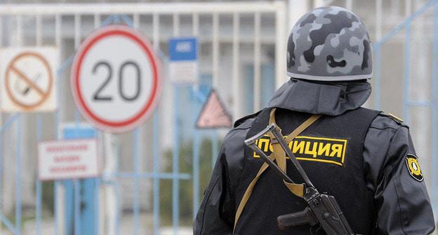 Сотрудник полиции. Фото © Елена Синеок. ЮГА.ру