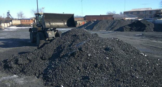 Семьи гуковских шахтеров получили уголь для отопления. Фото Вячеслава Прудникова для "Кавказского узла"