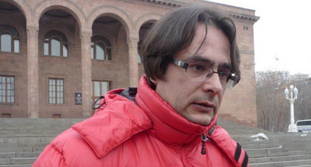 Андреас Гукасян перед зданием Национальной академии. Ереван, 21 января 2013 г. Фото Армине Мартиросян для "Кавказского узла"
Уд